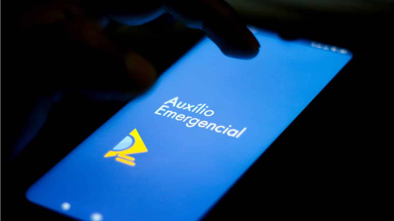 Cuidado: golpe do auxílio emergencial usa aplicativo falso