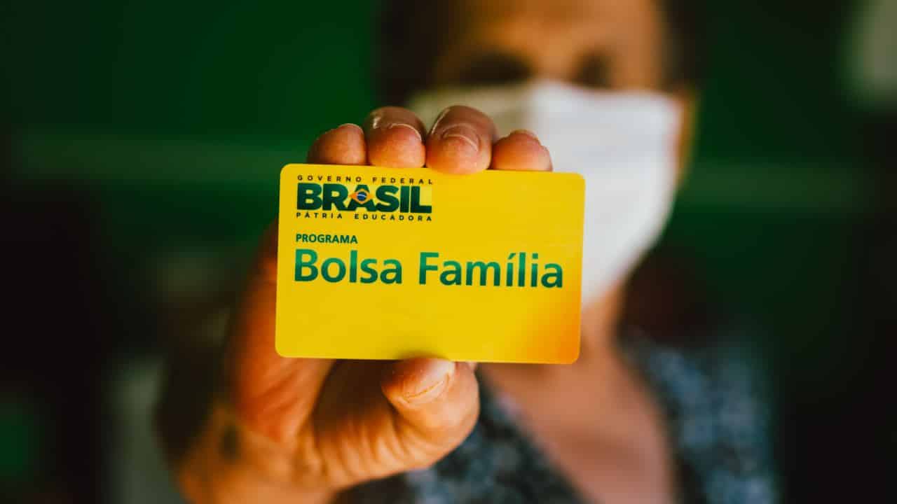 Bolsa Família vai acabar e governo vai criar o Renda Brasil
