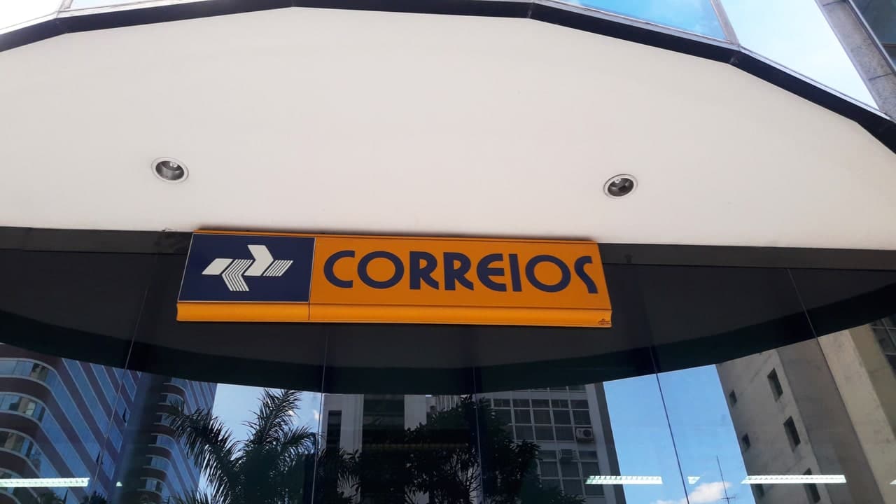Magalu e Amazon estão interessados em comprar os Correios, afirma ministro
