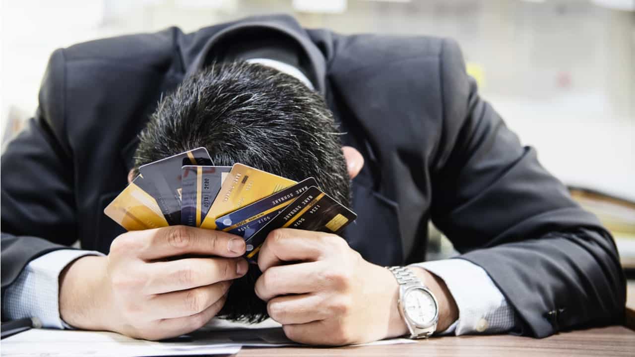 Taxas de empréstimos e cheque especial em grandes bancos seguem altas, segundo o Procon