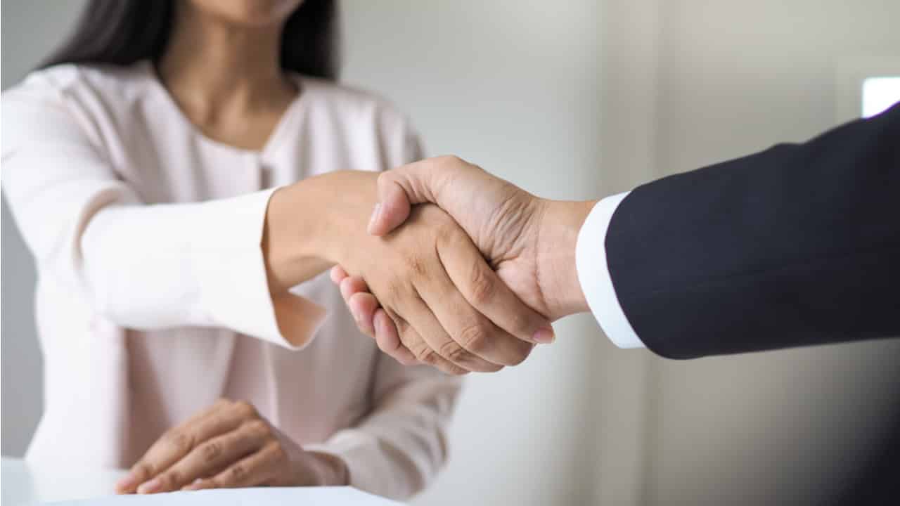 Fintech JUSTA tem 100 vagas abertas na área comercial em todo Brasil e não exige experiência