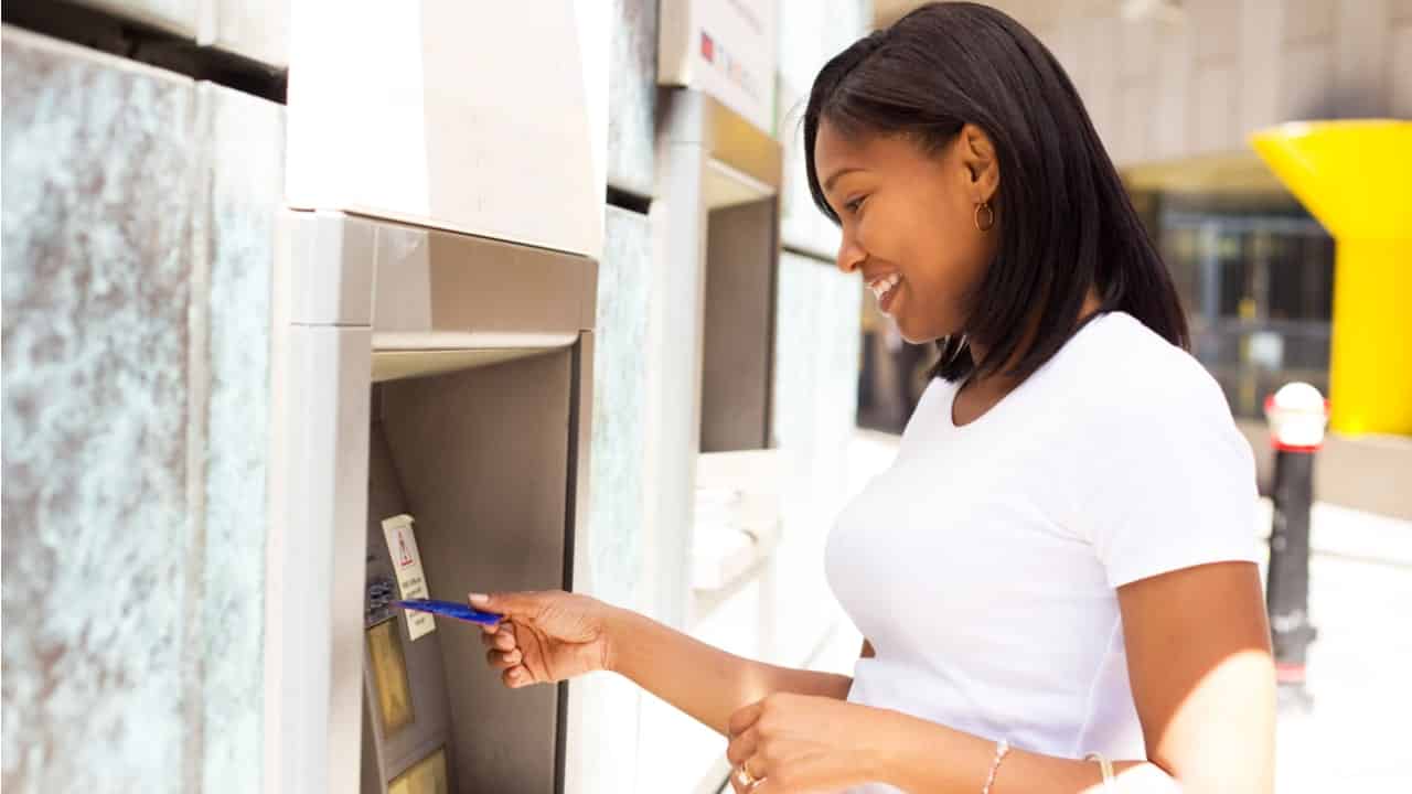 Pesquisa da Mastercard revela que o número de desbancarizados caiu 73% no Brasil
