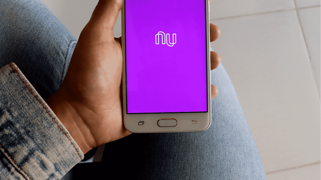 Nubank cresce, ganha investimentos e ameaça os bancos tradicionais