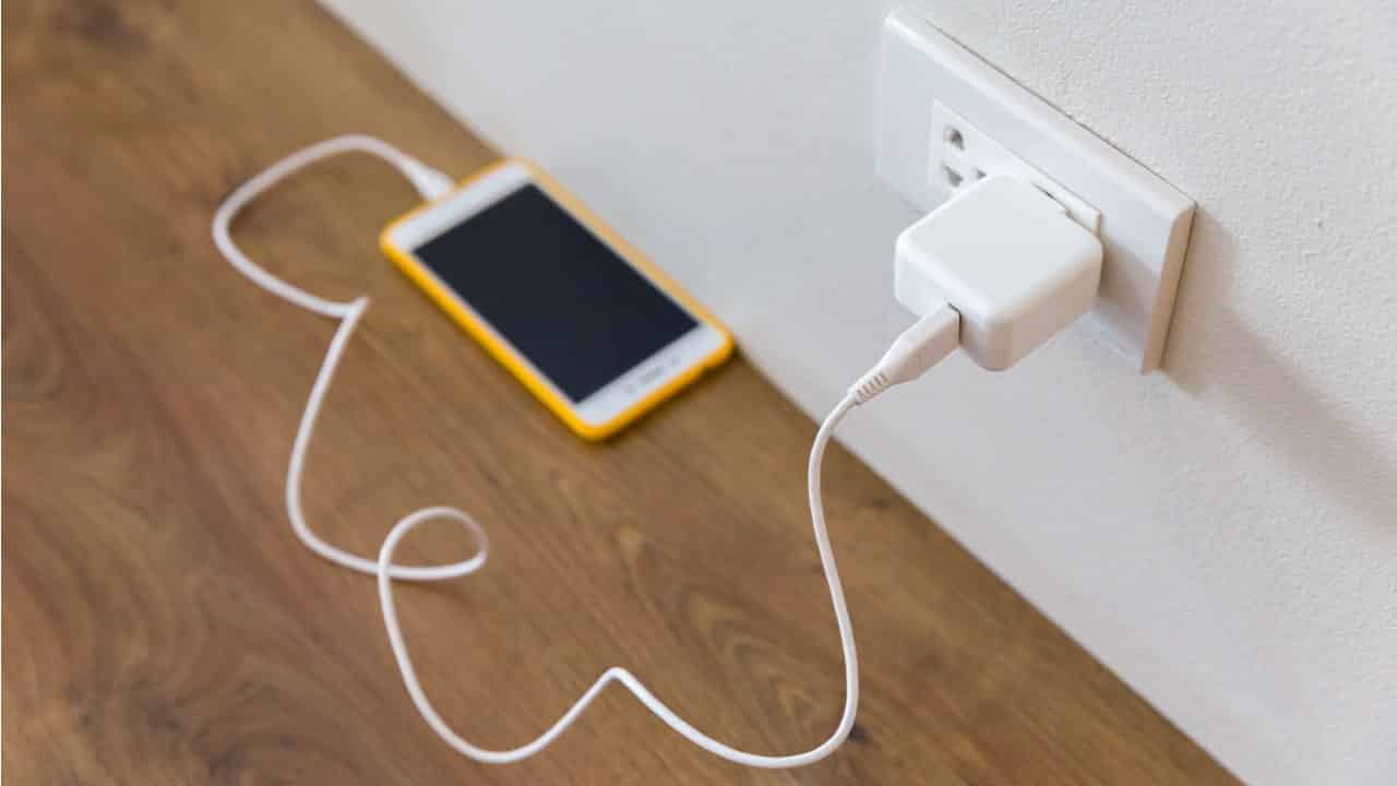 Projeto de Lei obriga venda de celular com carregador