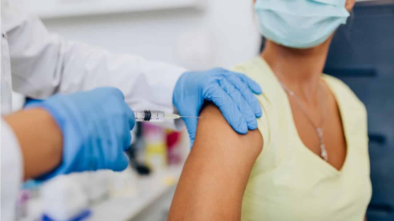 Trabalhador que recusar vacina pode ser demitido por justa causa, diz MPT