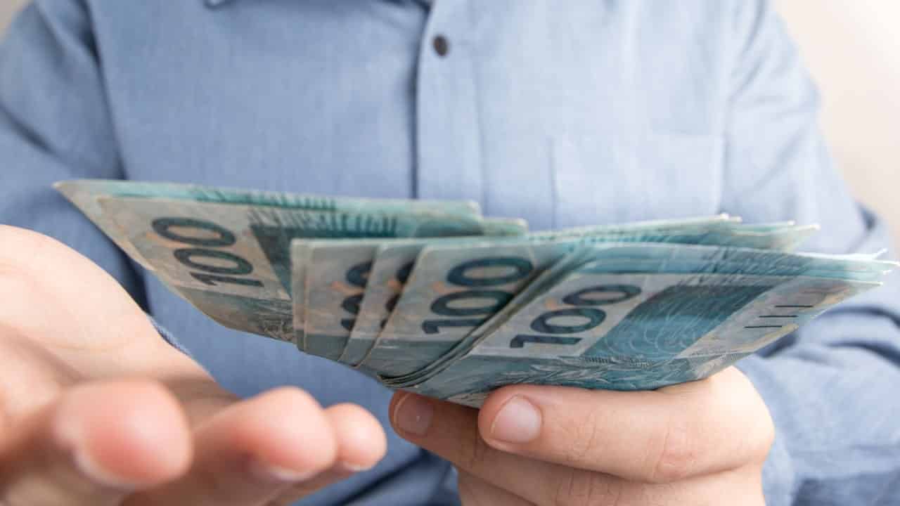 Antecipação do abono salarial: Como sacar até R$ 1.100?