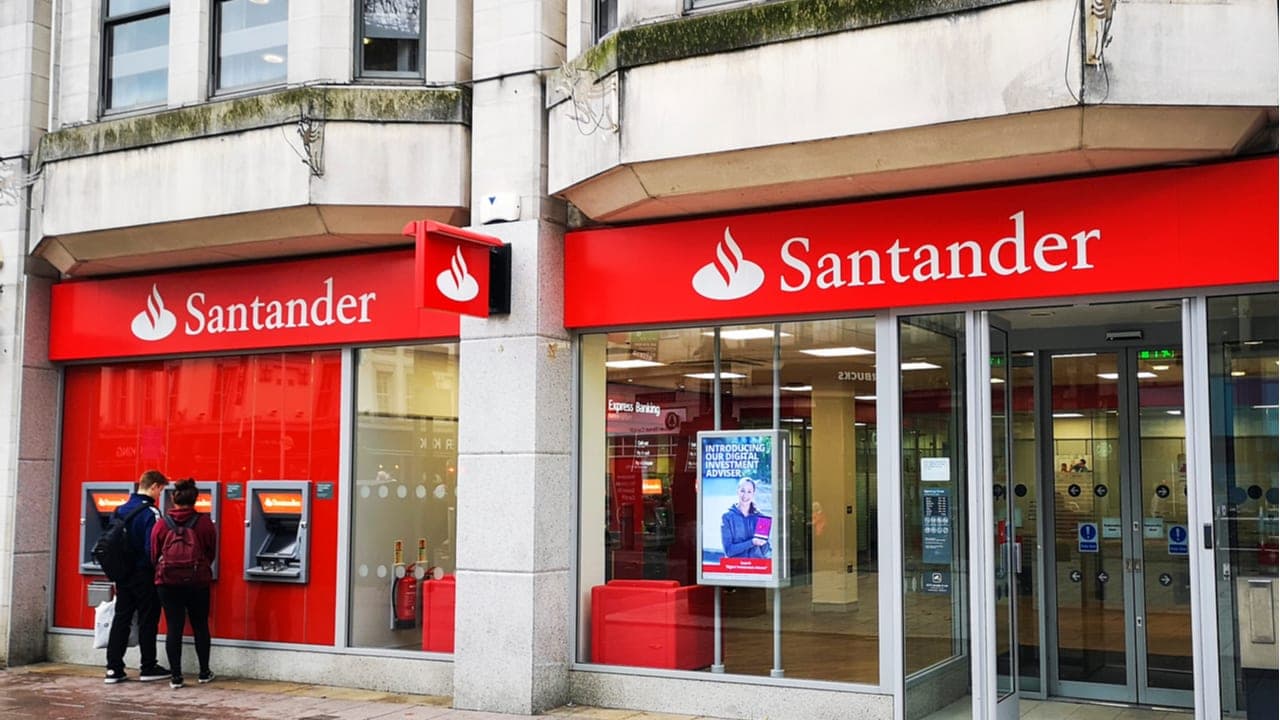 Agravamento da pandemia faz com que Santander mande pessoal de volta ao Home office
