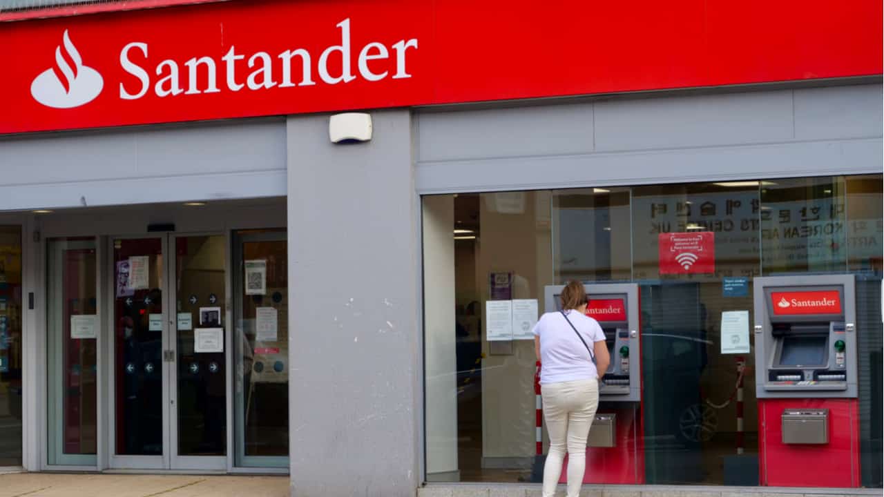 Santander pretende fechar 111 agências no Reino Unido