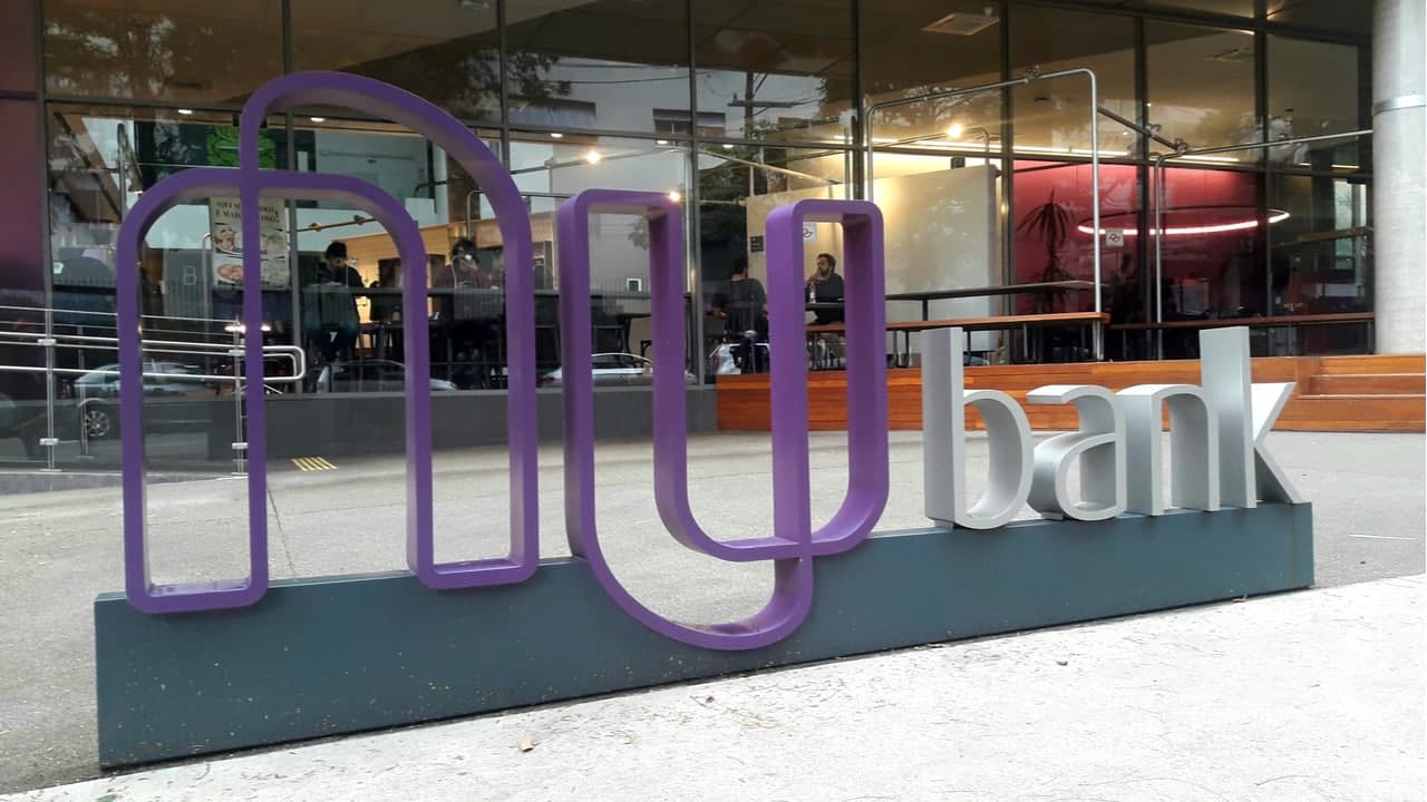 Nubank anuncia programa para contratação e formação de profissionais