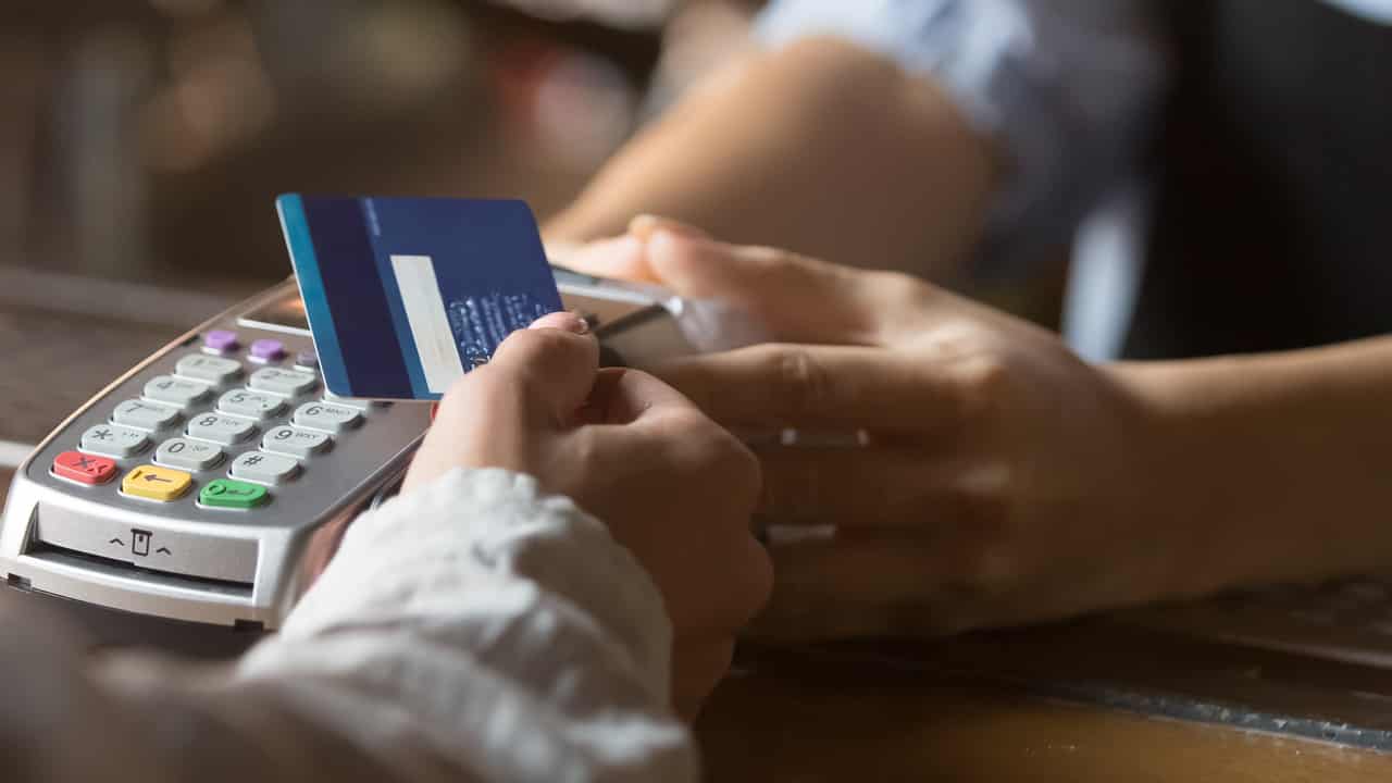 Graças ao aumento do uso de cartões, receitas dos bancos têm alta
