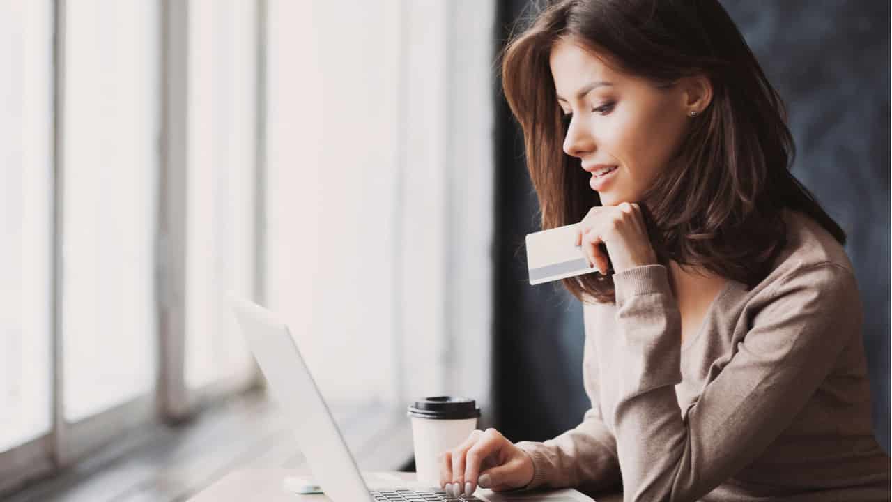 Como negociar a anuidade do cartão de crédito com o seu banco
