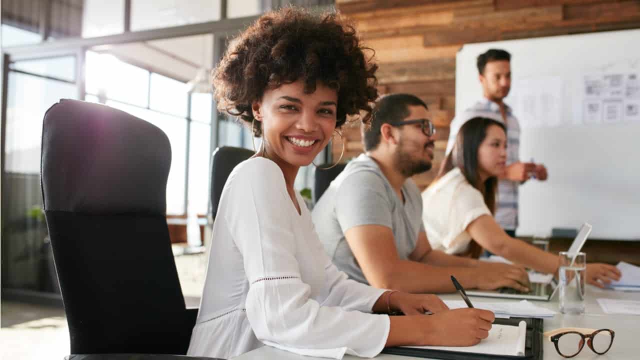 Atenção, estudantes: Santander abre vagas de estágio para qualquer curso