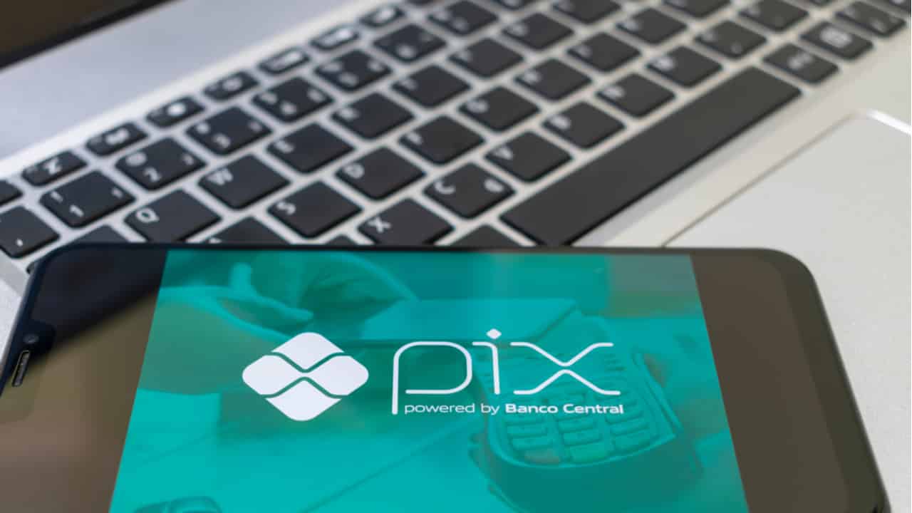 Brasileiros preferem usar o cartão ao sistema de pagamentos Pix