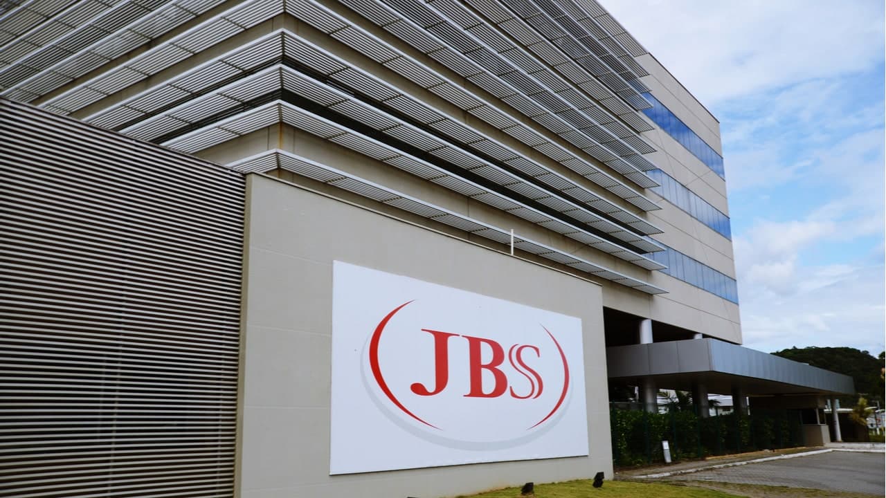 JBS e Governo firmam parceria para empregar beneficiários do Bolsa Família