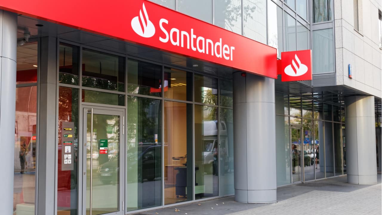 Santander libera cartões Amex e passa a dar mais benefícios