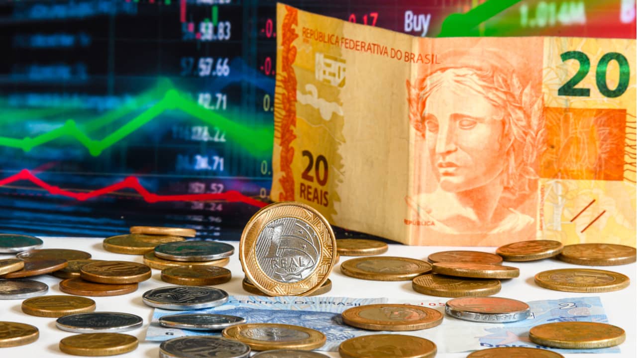 Tensões EUA-Brasil movimentam dólar; Ibovespa fecha em queda nesta sexta
