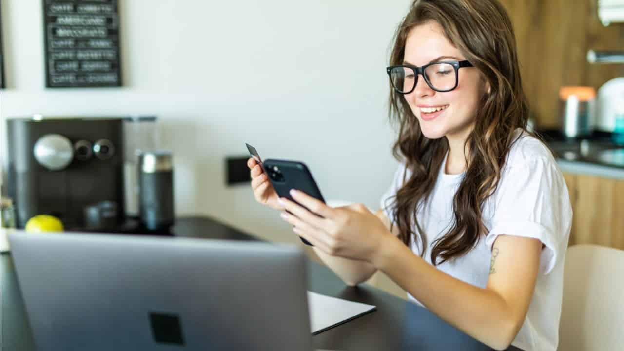 Mais jovens preferem instituições de pagamentos para iniciar relação com sistema financeiro, aponta BC