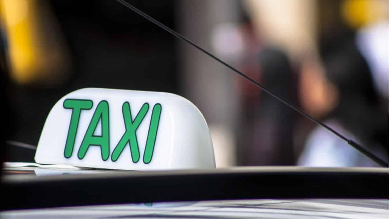 Táxi volta a ser opção depois de aumentos no preço do Uber