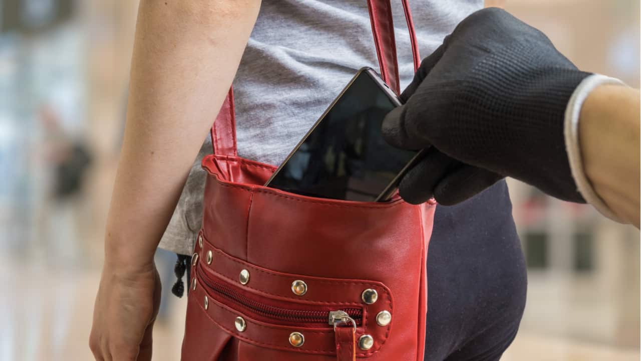 Teve celular roubado? Veja como proteger suas contas bancárias