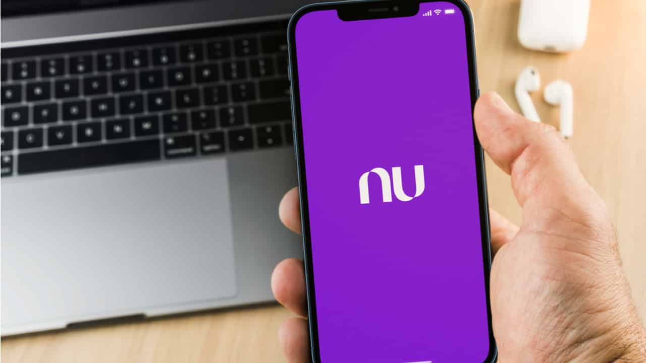 Nubank lidera em downloads de bancos digitais e BTG é o 1º em investimentos