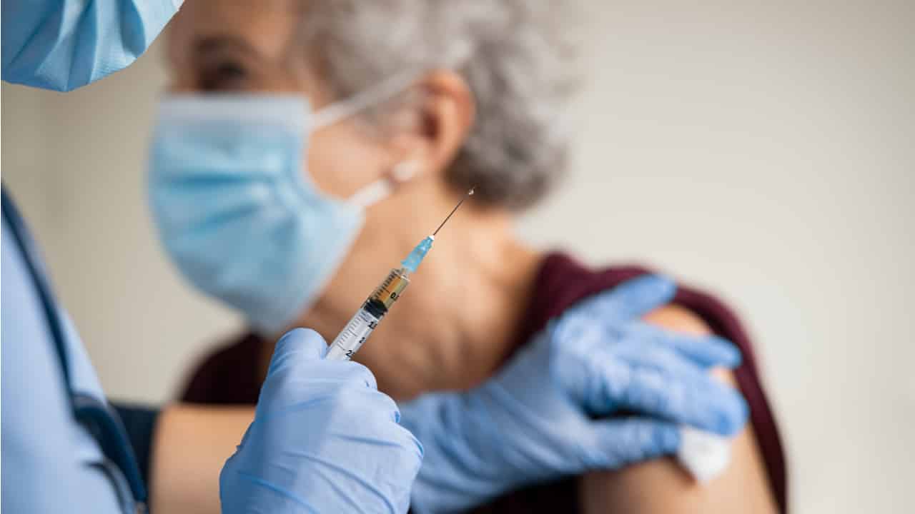 Governo federal cria comitê para combater desinformação sobre vacinas