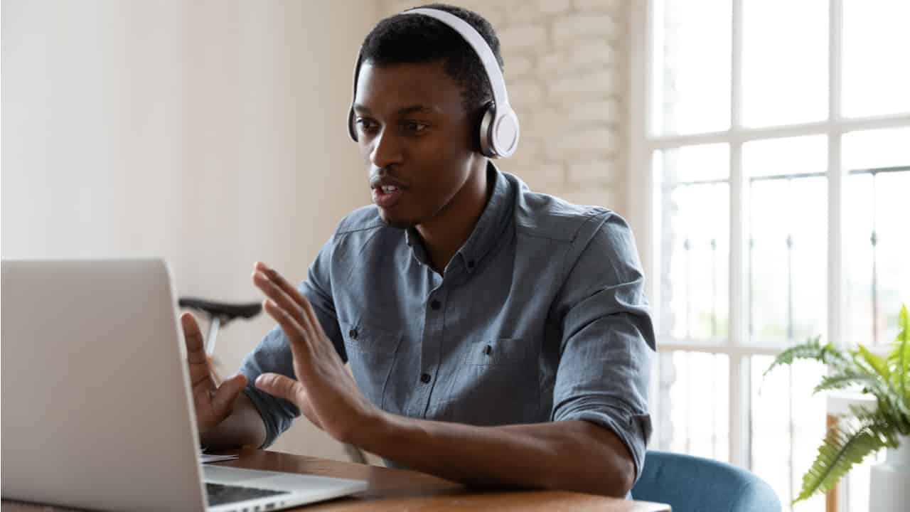 Curso de inglês pode abater no Imposto de Renda? Confira a resposta