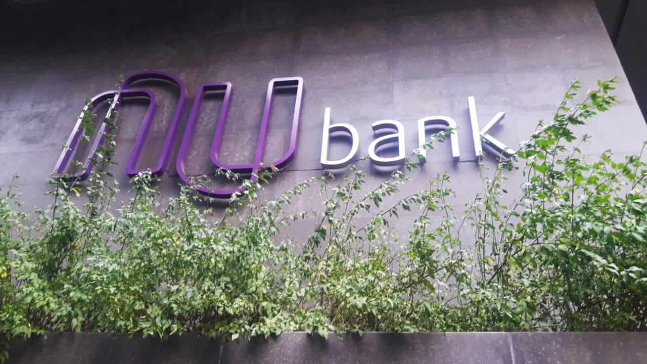 Entenda os motivos que fazem as ações do Nubank cair; será que é hora de investir?