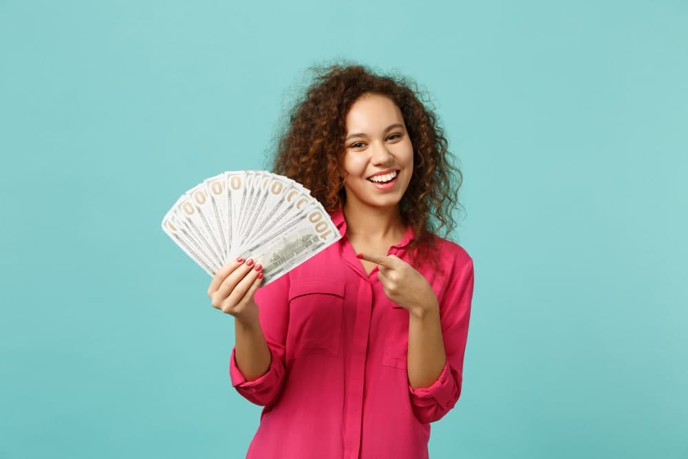 8 serviços gratuitos que você segue pagando; veja como ECONOMIZAR R$ 2 mil!