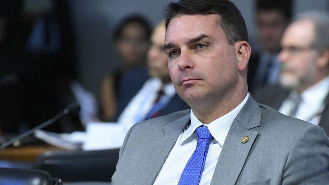 Ex-sócio de Flávio Bolsonaro cobra mais de R$ 1 milhão do senador e ameaça revelar segredos