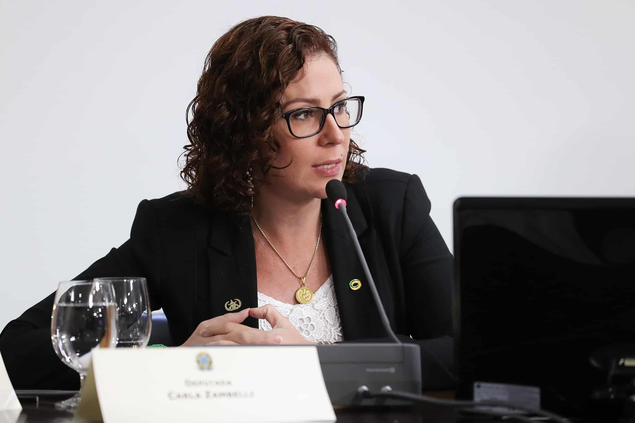 Deputada Zambelli recorre à Justiça contra bloqueio de perfis por decisão de Moraes