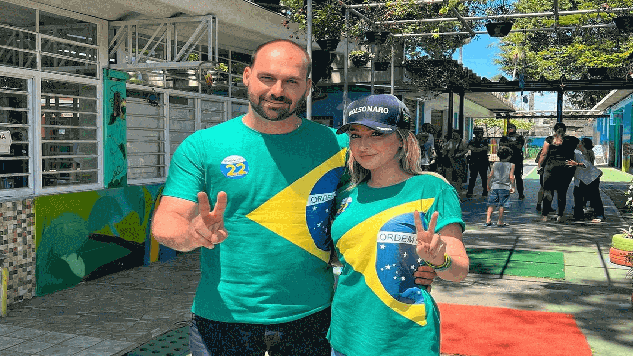 Eduardo Bolsonaro sofre duras críticas após ida ao Catar