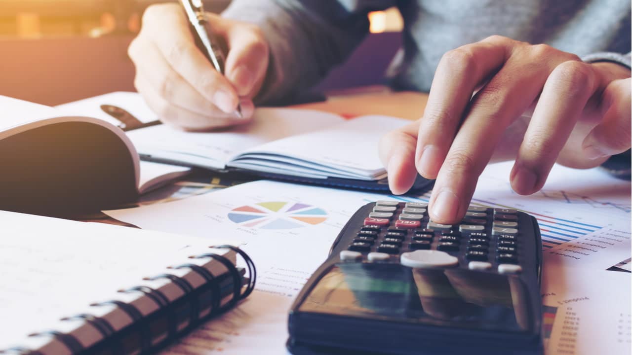 Gastos impulsivos? GenZ diz que faltou educação financeira nas escolas