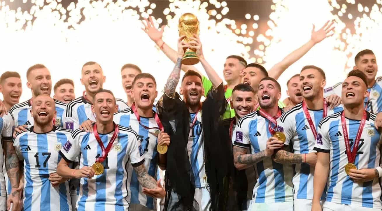 Jogador da Argentina joga dinheiro para os torcedores em comemoração