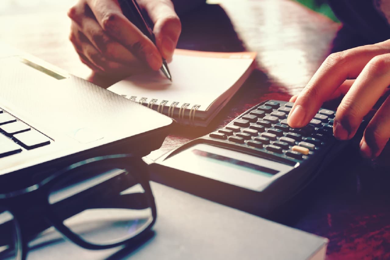 Como é calculado o piso e o teto da aposentadoria