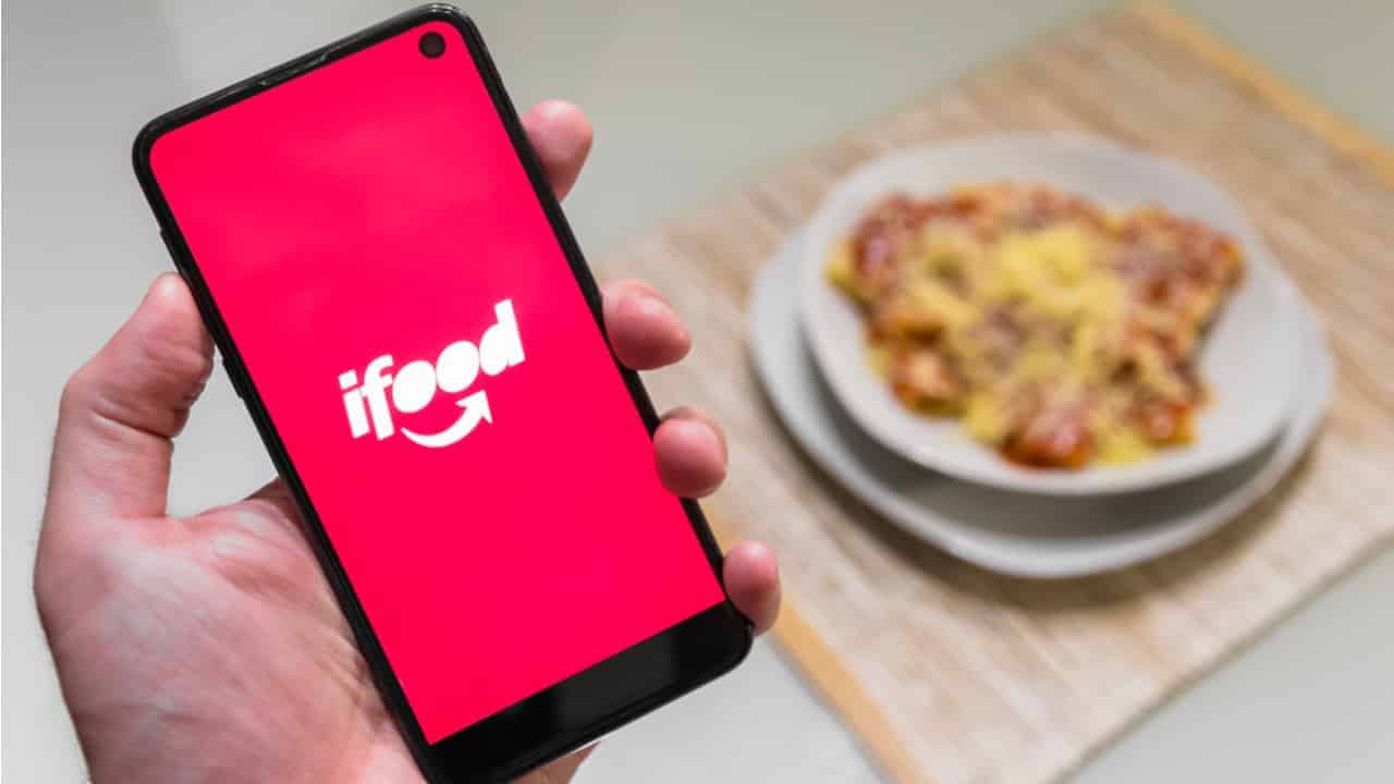 iFood deixa de operar apenas no virtual e chega ao espaço físico dos restaurantes