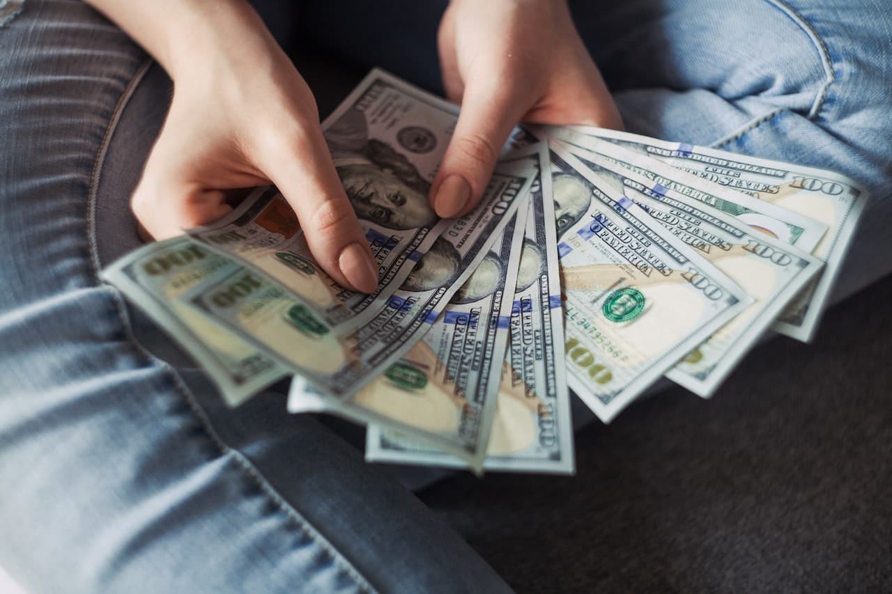 Dólar dispara a R$ 5,41 enquanto Bolsa reage a indicadores do Brasil e EUA