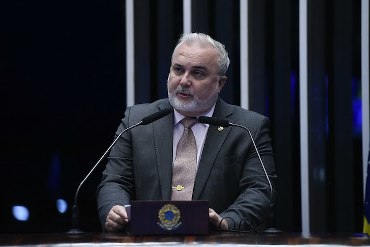 Novo presidente da Petrobras toma decisão polêmica sobre preço de combustível