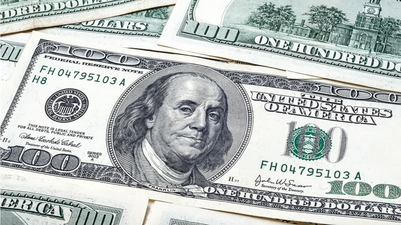Dólar amplia queda com corte de juros na Europa e bate abaixo de R$ 5,60