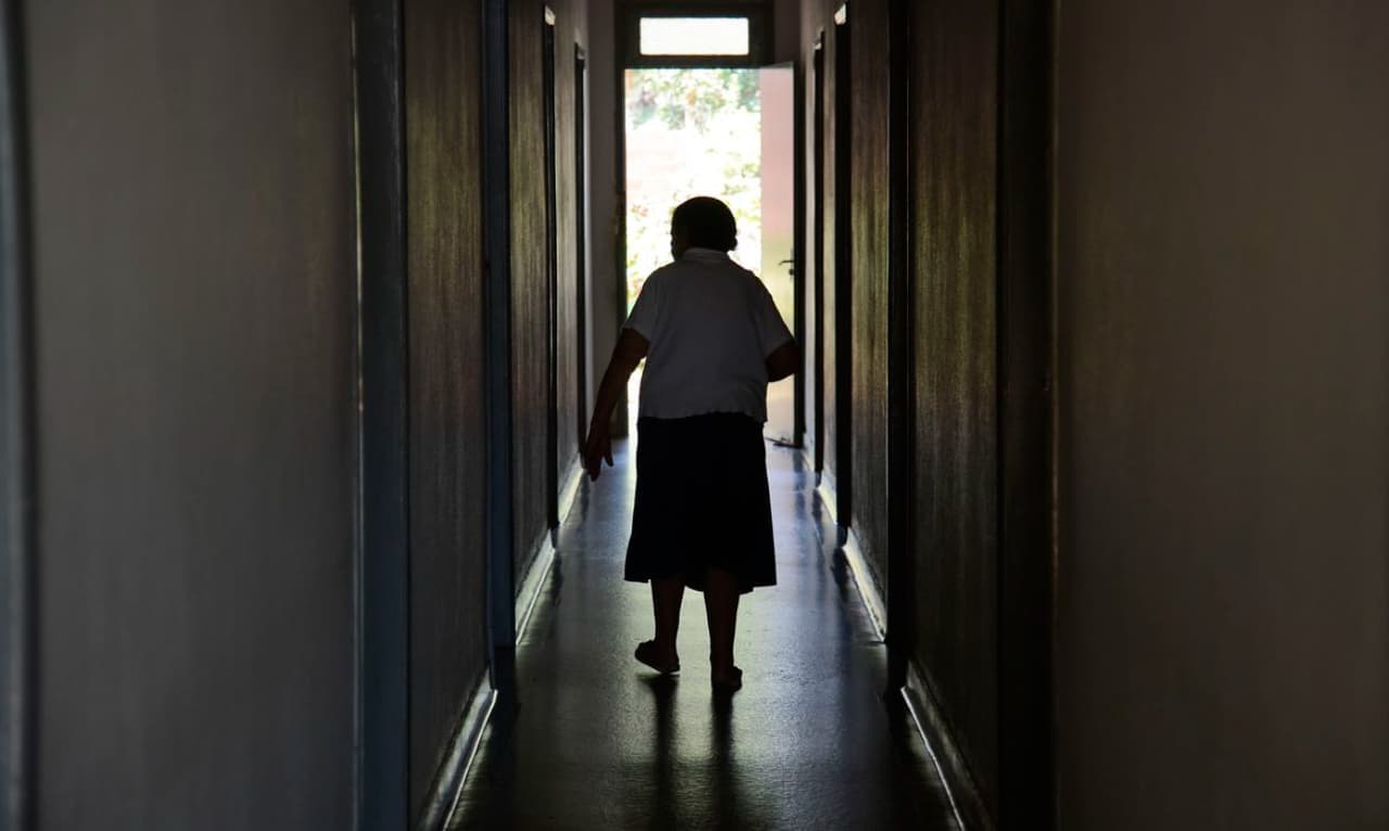Após viver décadas em situação análoga à escravidão, idosa recebe pensão