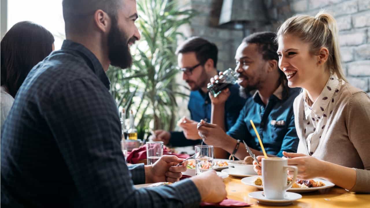 Cabelo na comida de restaurante rende indenização de R$ 5 mil para clientes; entenda o caso