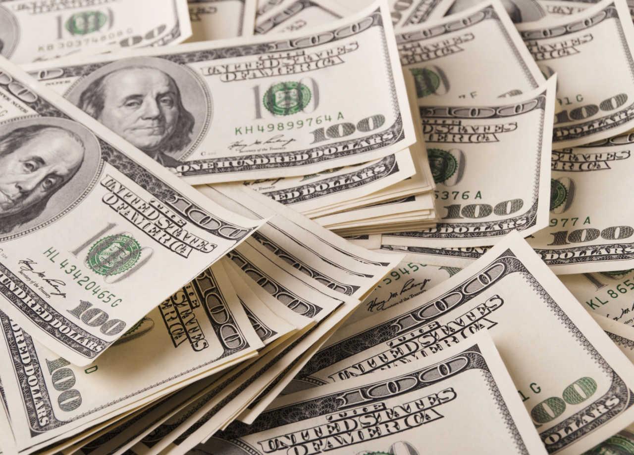 Dólar recua firme em meio a alívio nos mercados, mesmo com tensões comerciais