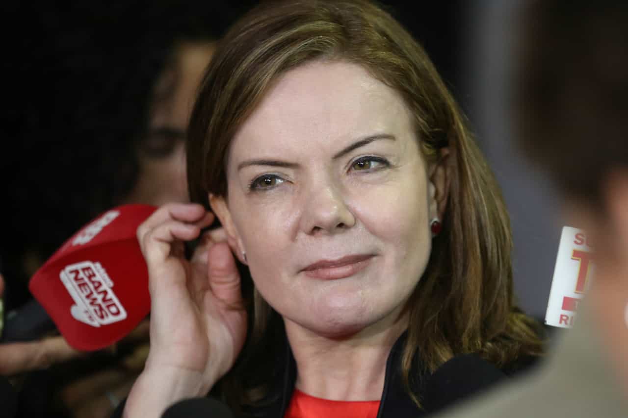 Gleisi Hoffmann é flagrada beijando deputado no Carnaval