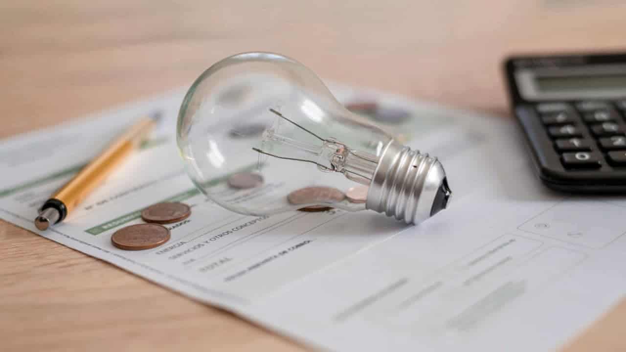 Descubra AGORA como economizar muito na conta de luz