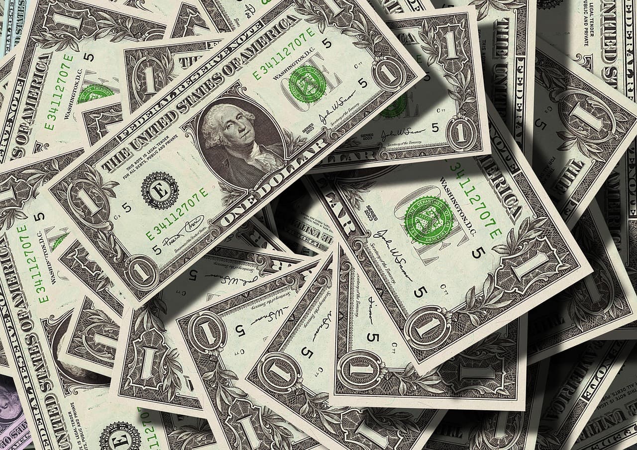 Tarifaço nos EUA derruba dólar; Ibovespa segue em alta
