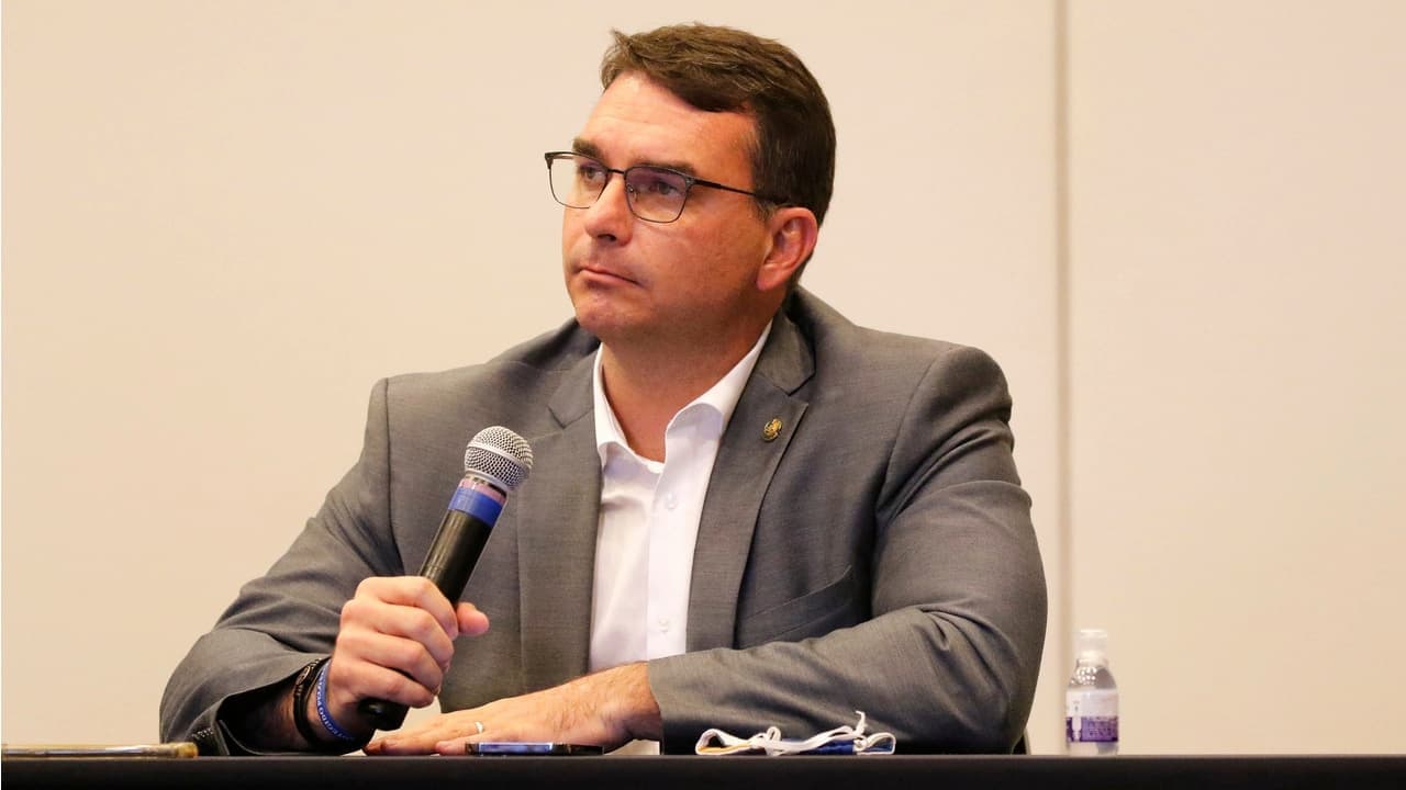 Flávio Bolsonaro coloca filho de Lula na mira do TCU por suspeitas no INSS