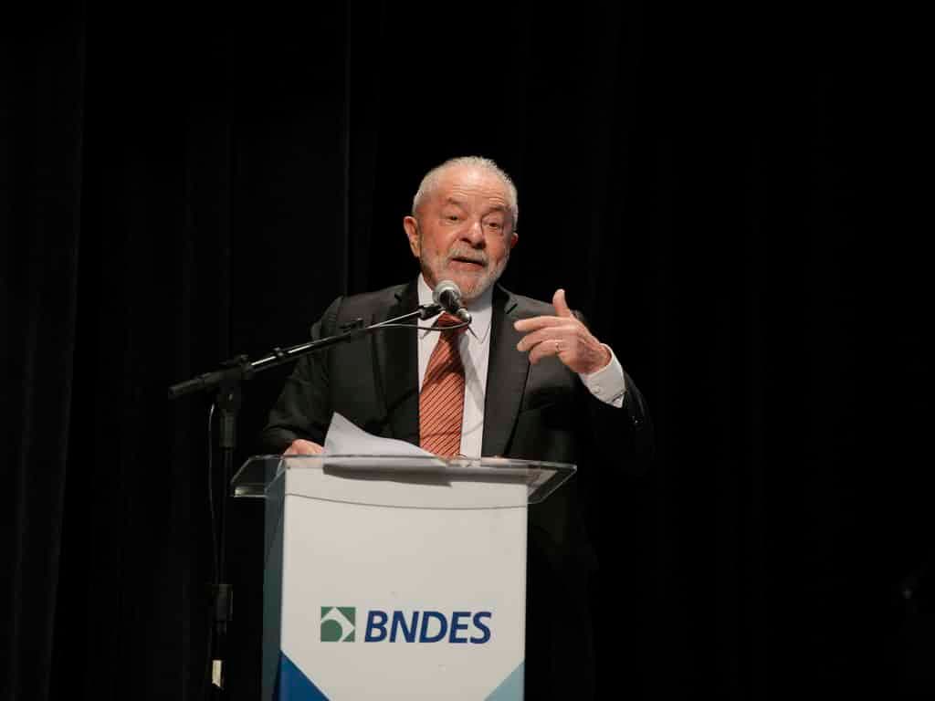 Através da ata do Copom, BC responde a críticas de Lula