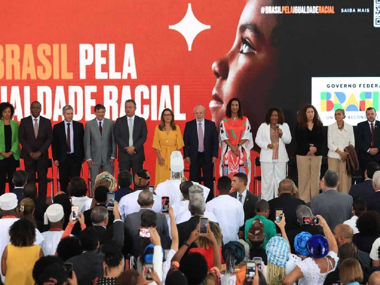 Lula aprova cota racial para cargos no governo