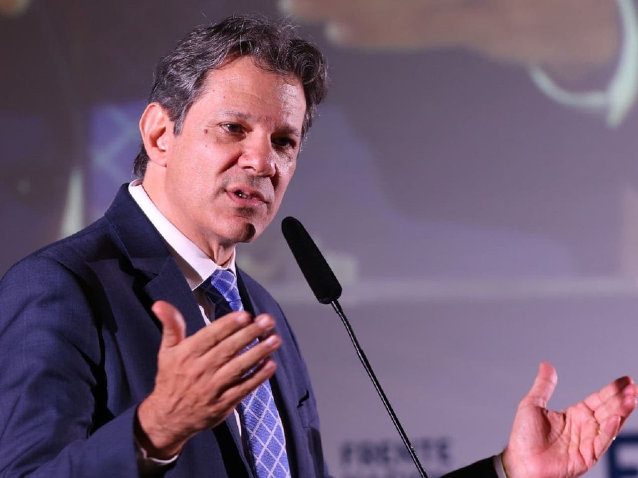 Novo teto de gastos deve sair essa semana, diz Haddad