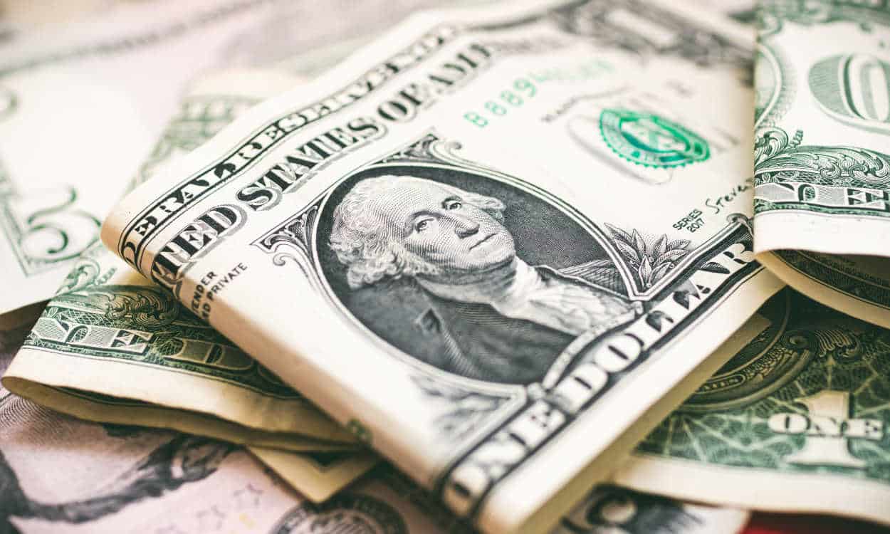 Dólar cai com força após tarifas de Trump e anima investidores