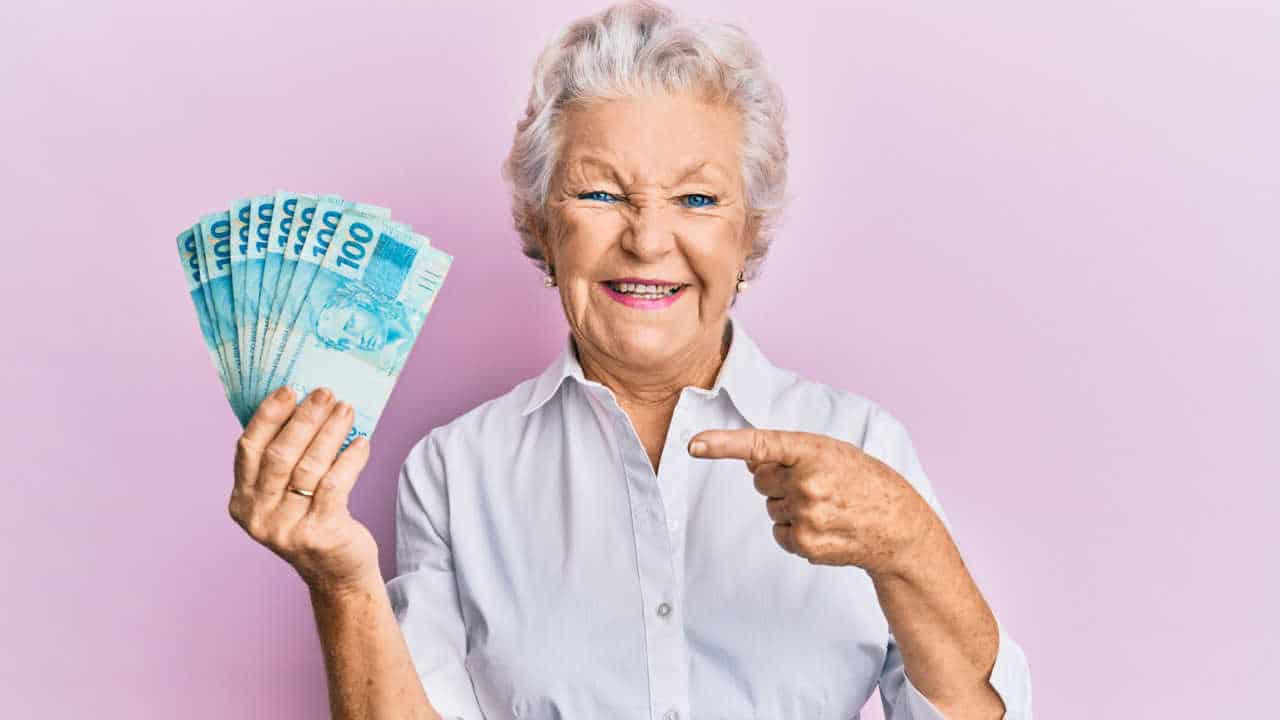 Aposentado, veja como garantir mais dinheiro todo mês com essas ações fáceis